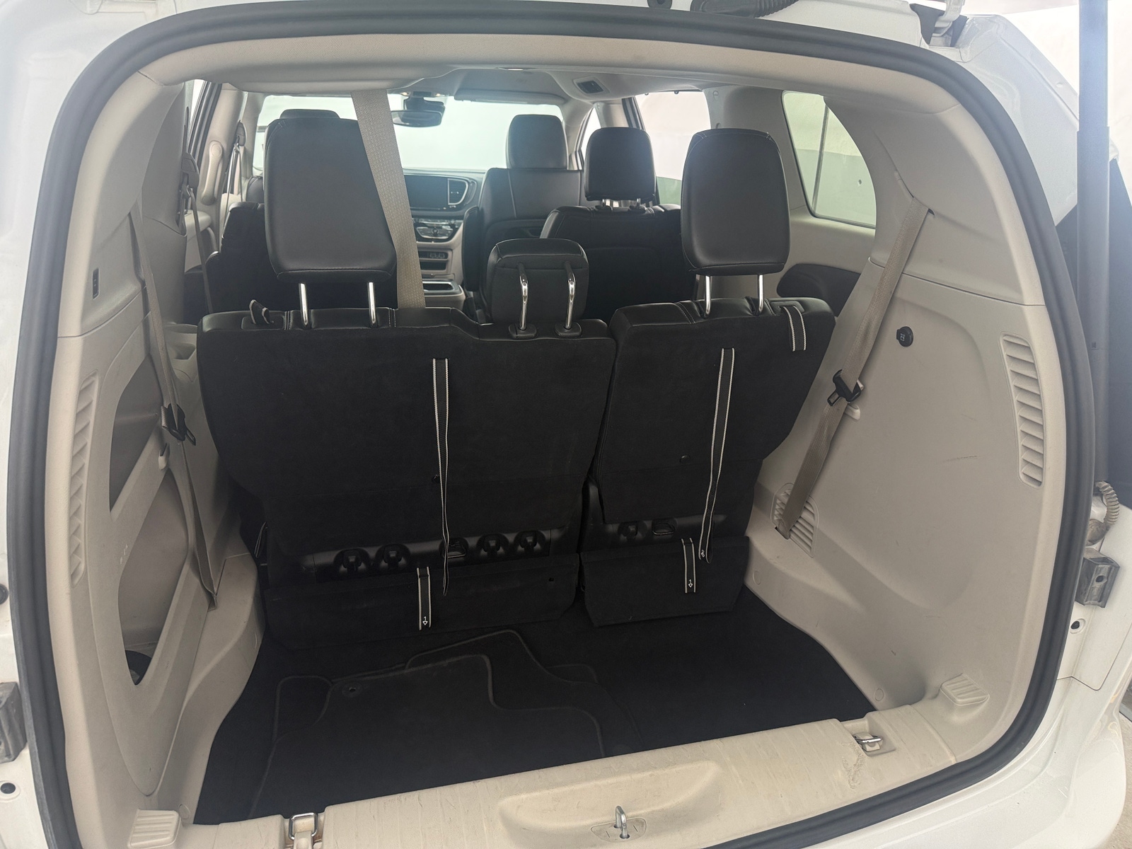 Thumbnail: 2023 Chrysler Pacifica - 6