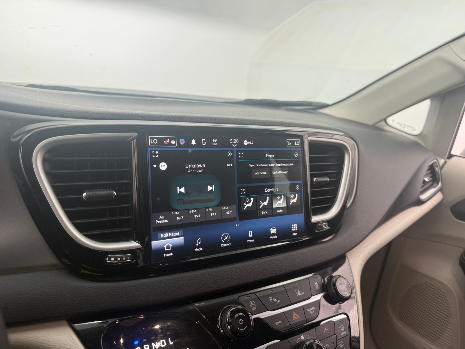 Thumbnail: 2023 Chrysler Pacifica - 3