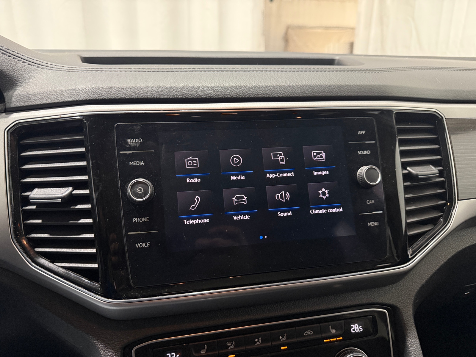 Thumbnail: 2018 Volkswagen Atlas - 3