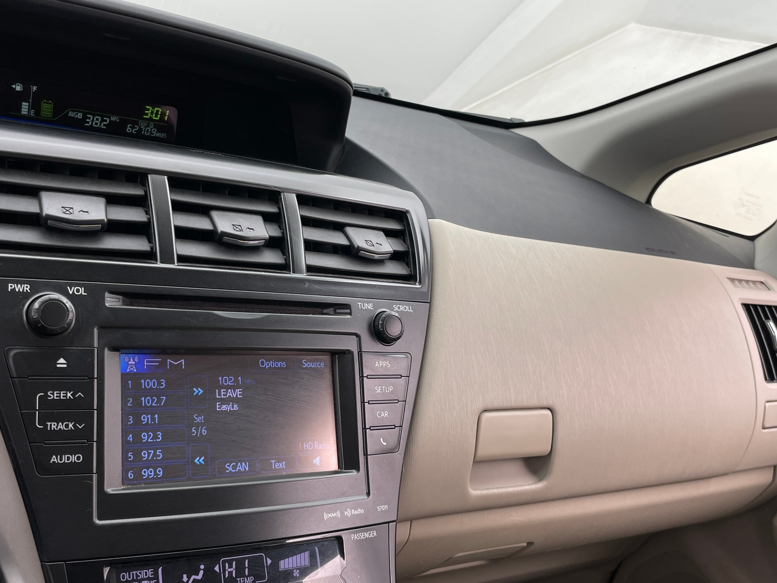 Thumbnail: 2013 Toyota Prius v - 4