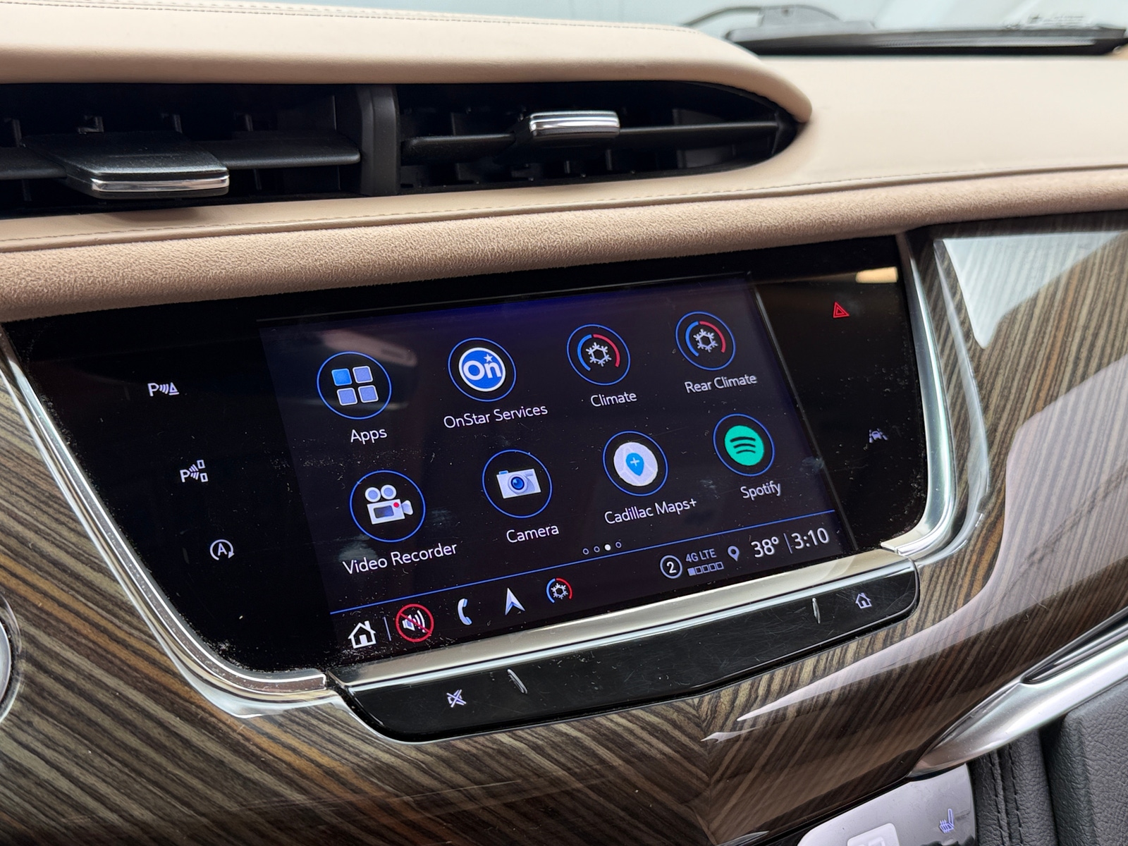 Thumbnail: 2022 Cadillac XT6 - 3