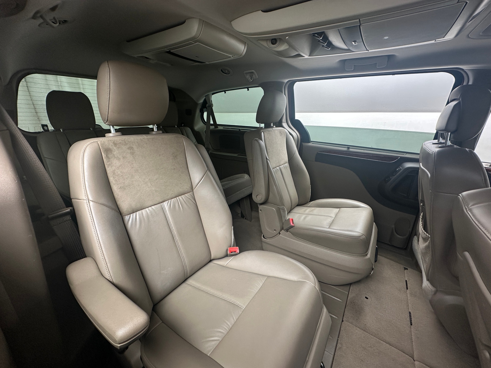 Thumbnail: 2016 Chrysler Town & Country - 5