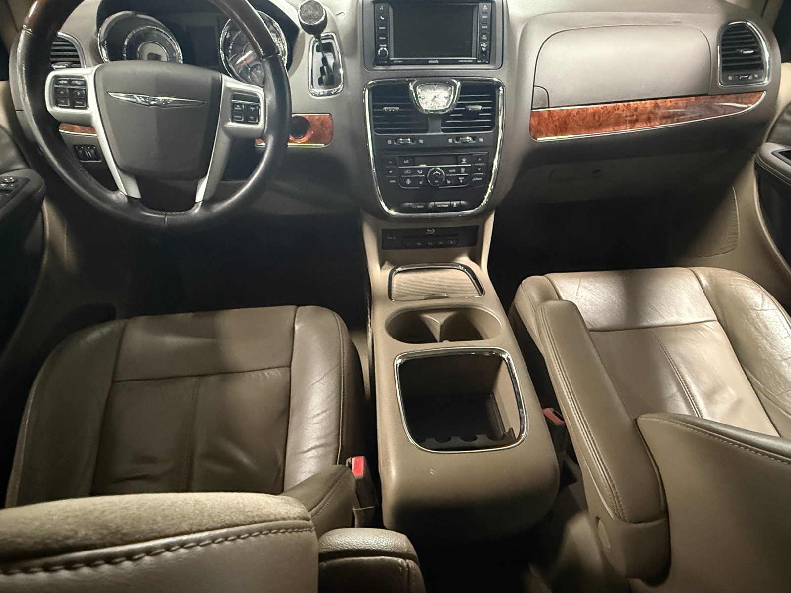 Thumbnail: 2016 Chrysler Town & Country - 2
