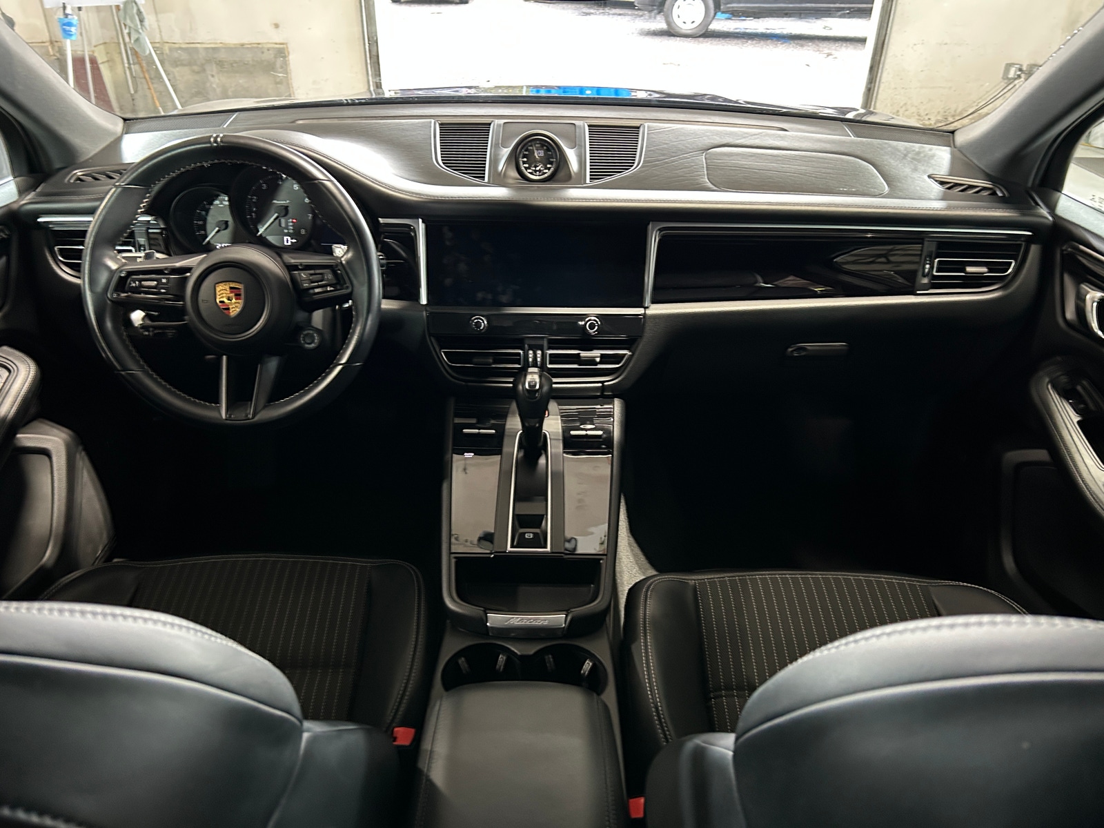 Thumbnail: 2023 Porsche Macan - 3