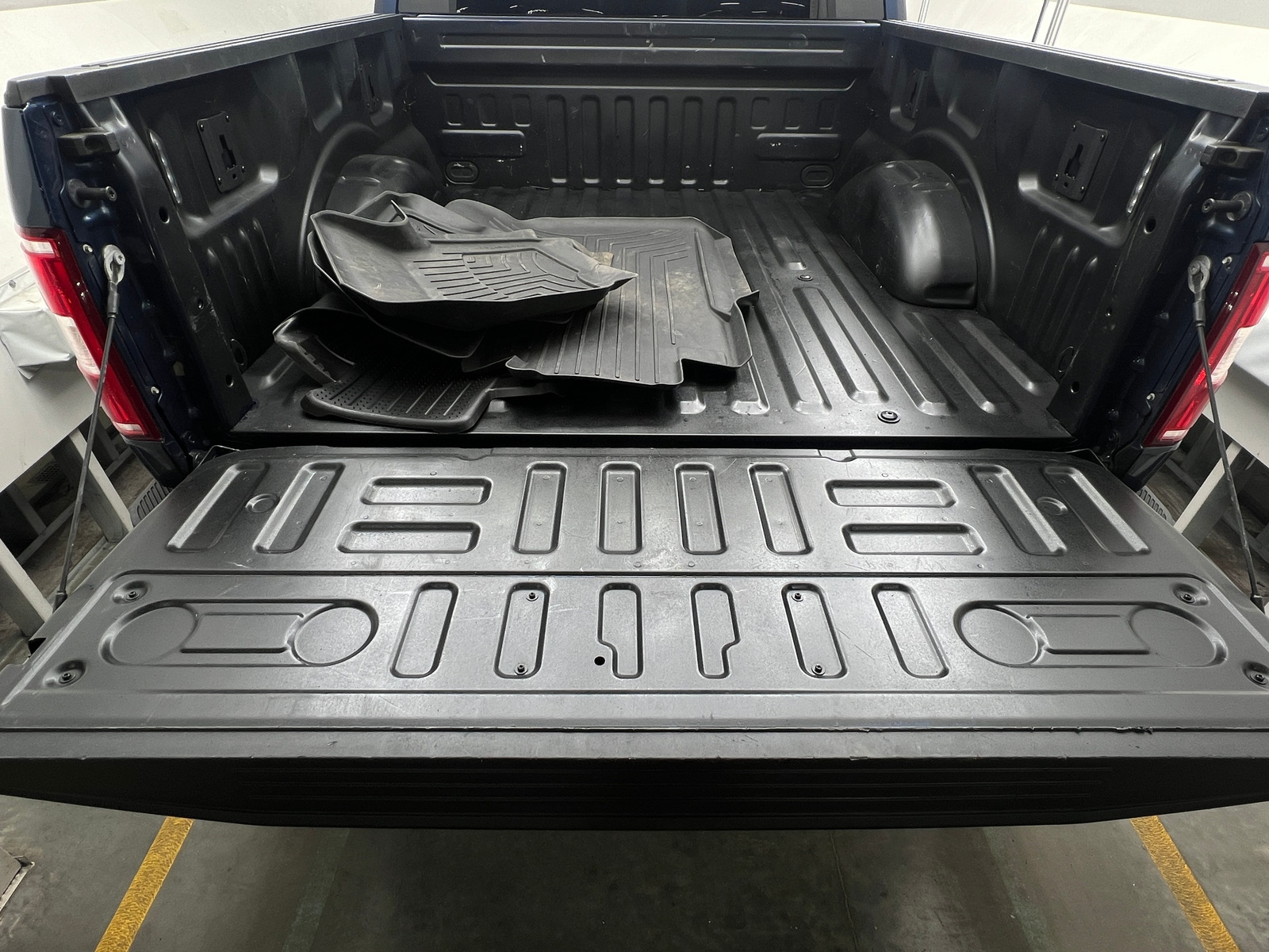 Thumbnail: 2019 Ford Econoline - 6