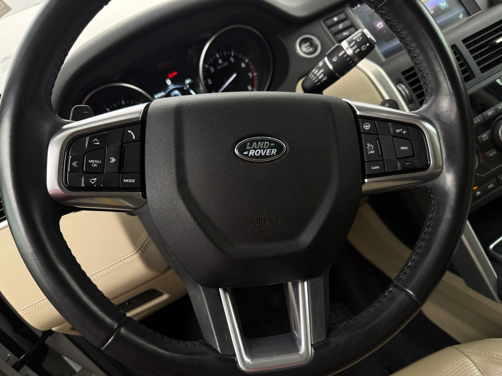 Thumbnail: 2017 Land Rover Discovery Sport - 4