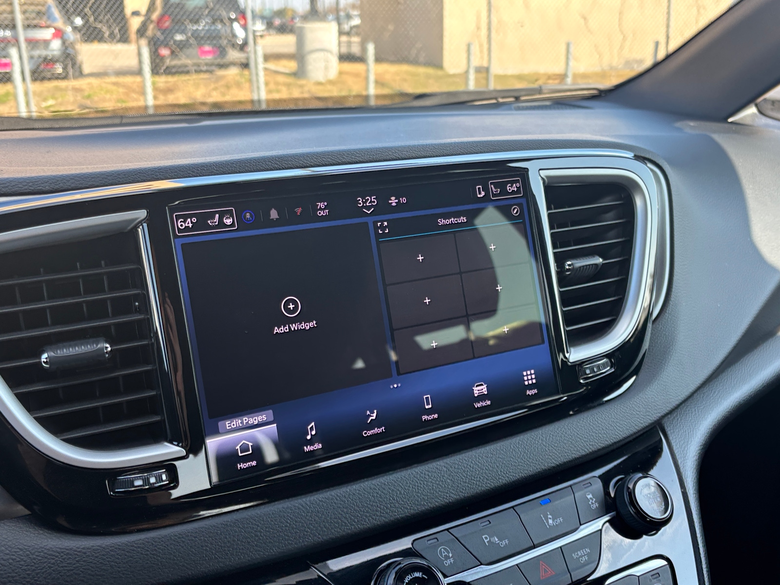 Thumbnail: 2025 Chrysler Pacifica - 4