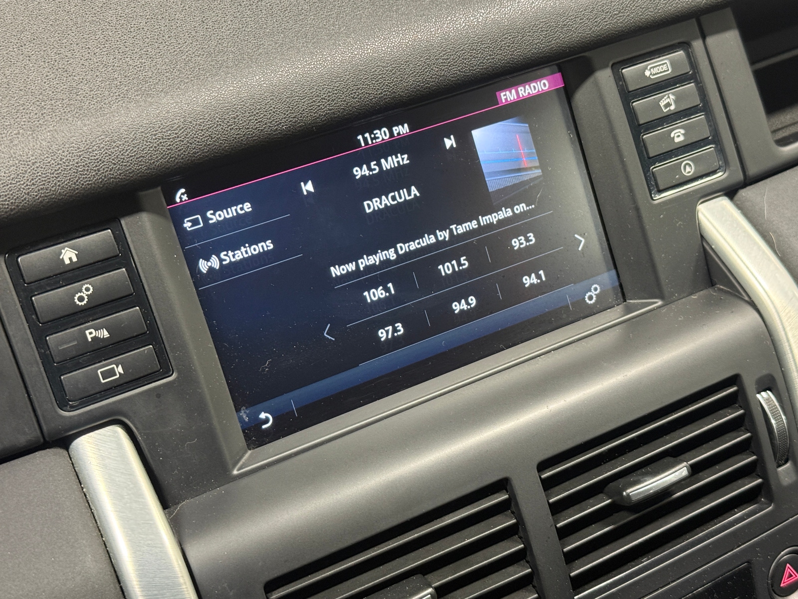 Thumbnail: 2017 Land Rover Discovery Sport - 3