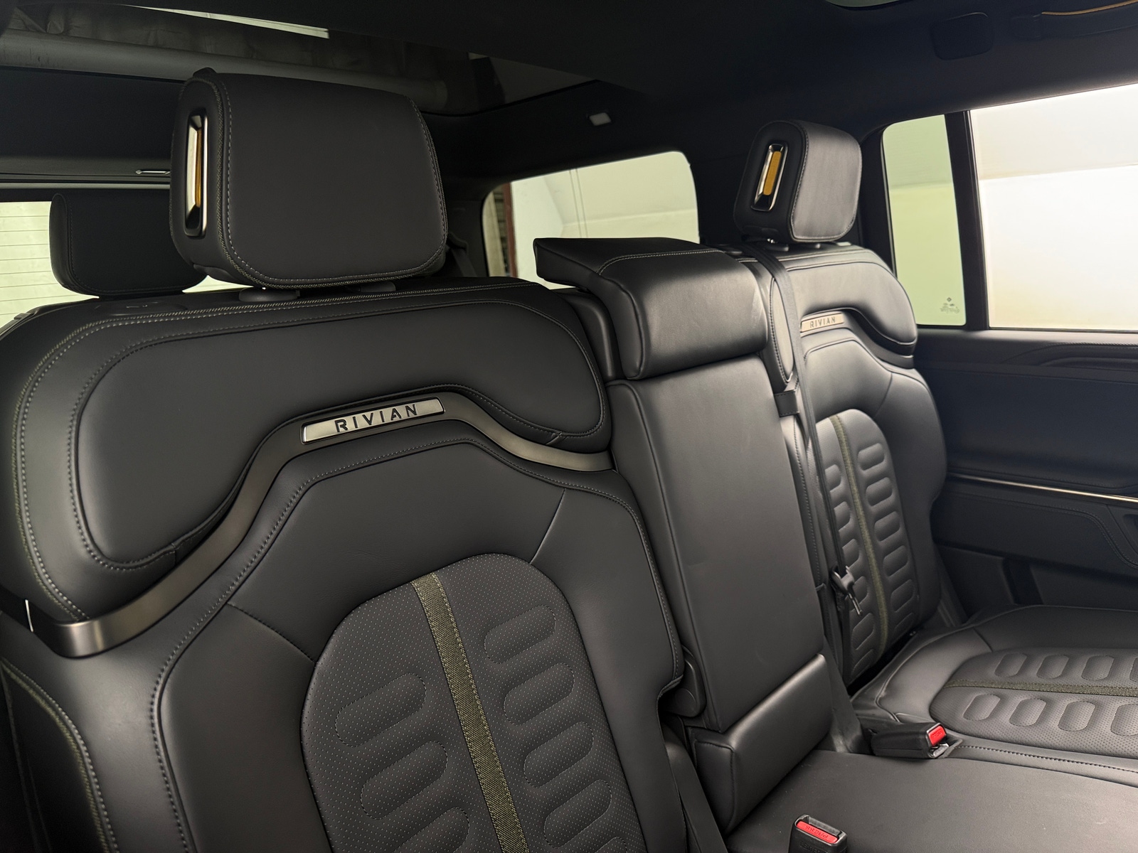 Thumbnail: 2026 Rivian R1S - 5