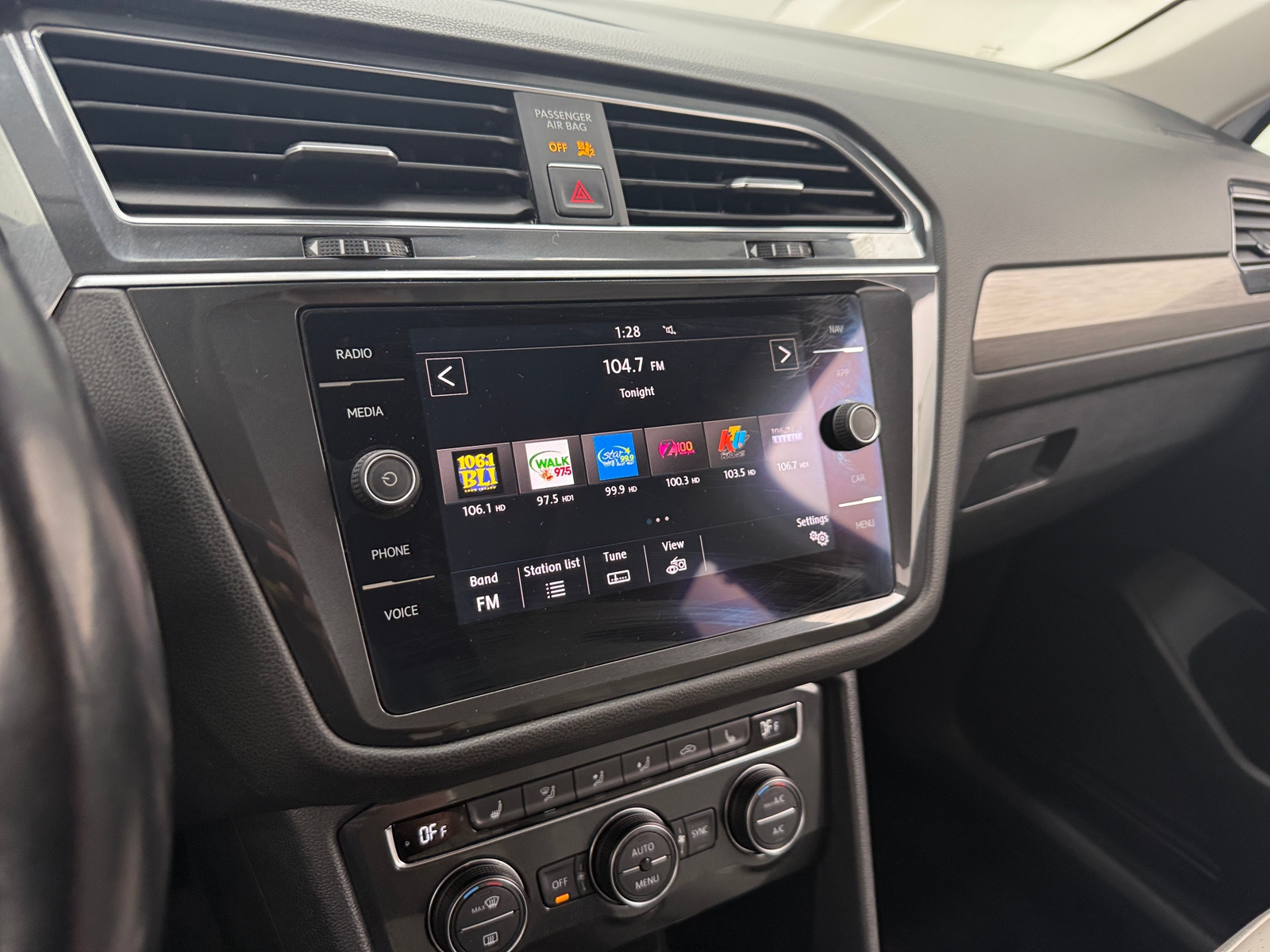 Thumbnail: 2018 Volkswagen Tiguan - 3