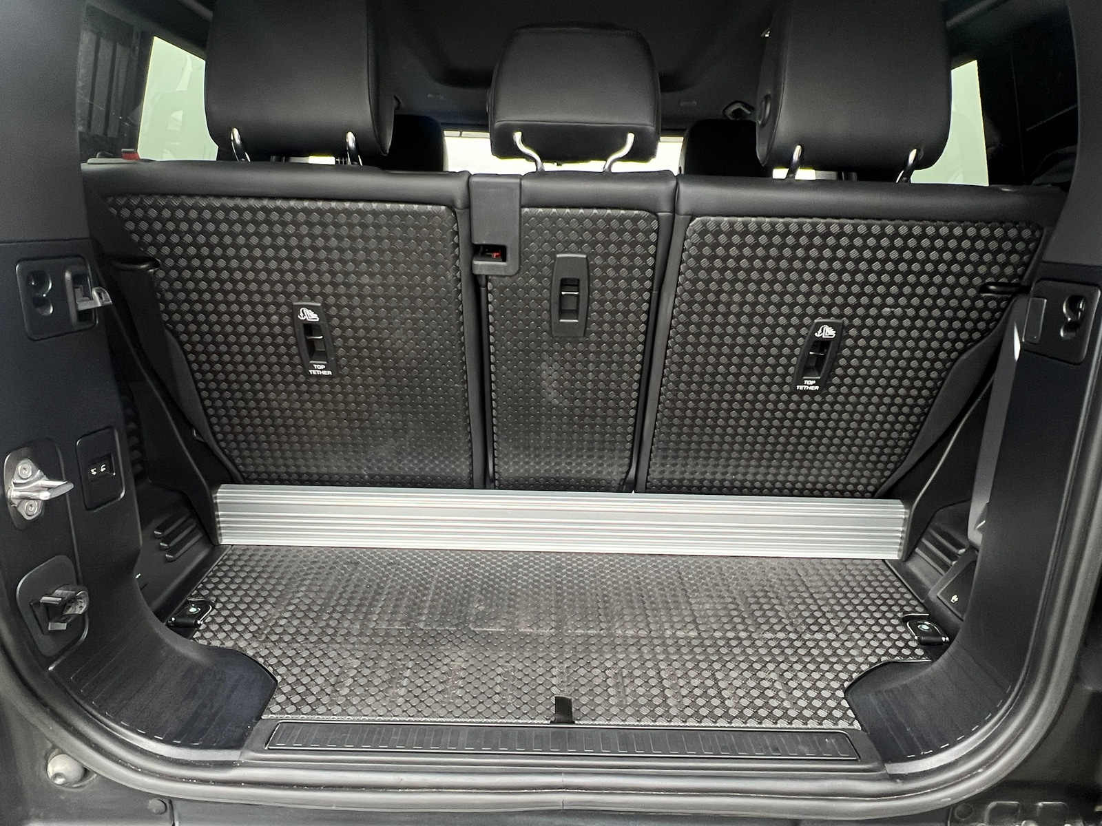 Thumbnail: 2022 Land Rover Defender - 7