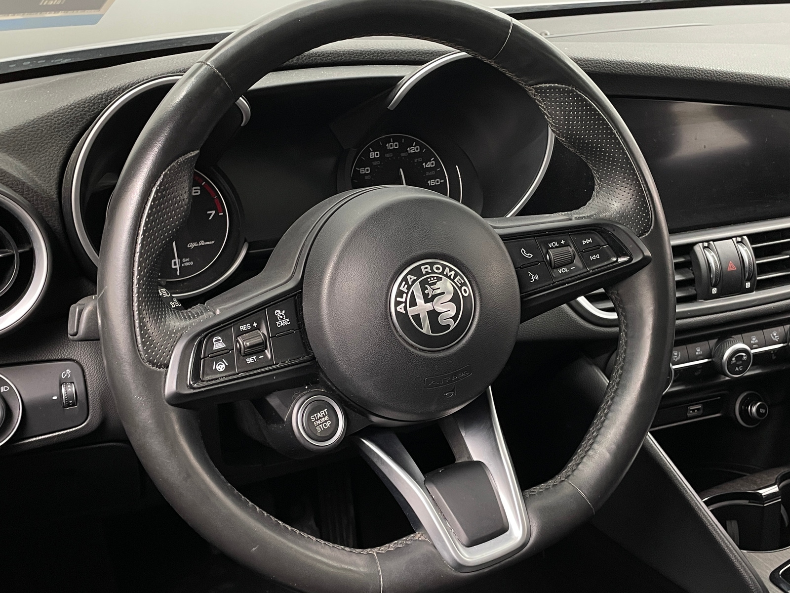 Thumbnail: 2021 Alfa Romeo Giulia - 4