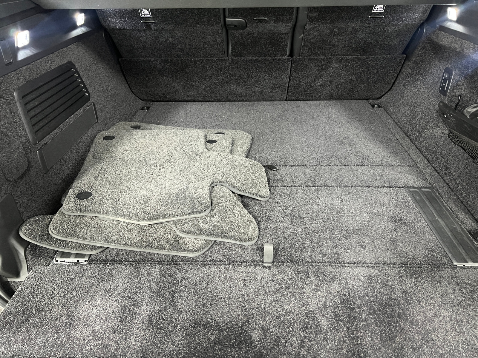 Thumbnail: 2025 Land Rover Range Rover - 7