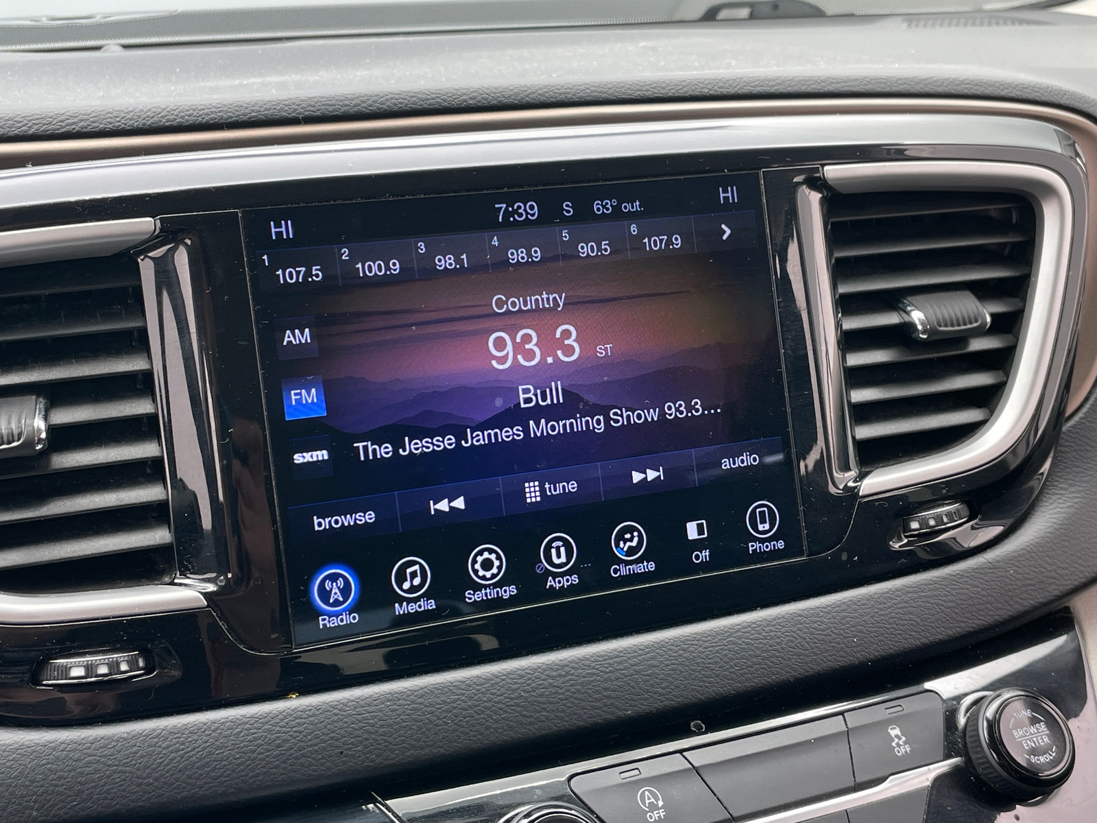 Thumbnail: 2017 Chrysler Pacifica - 4