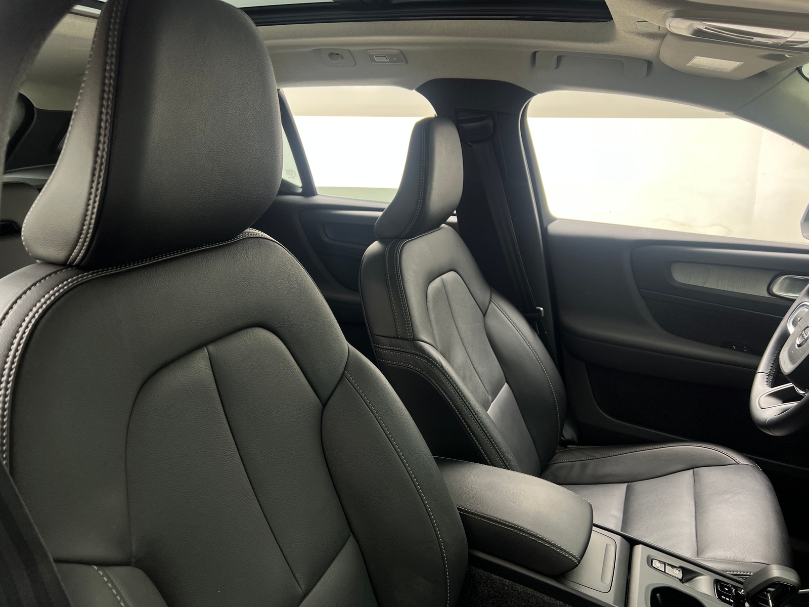 Thumbnail: 2025 Volvo XC40 - 2