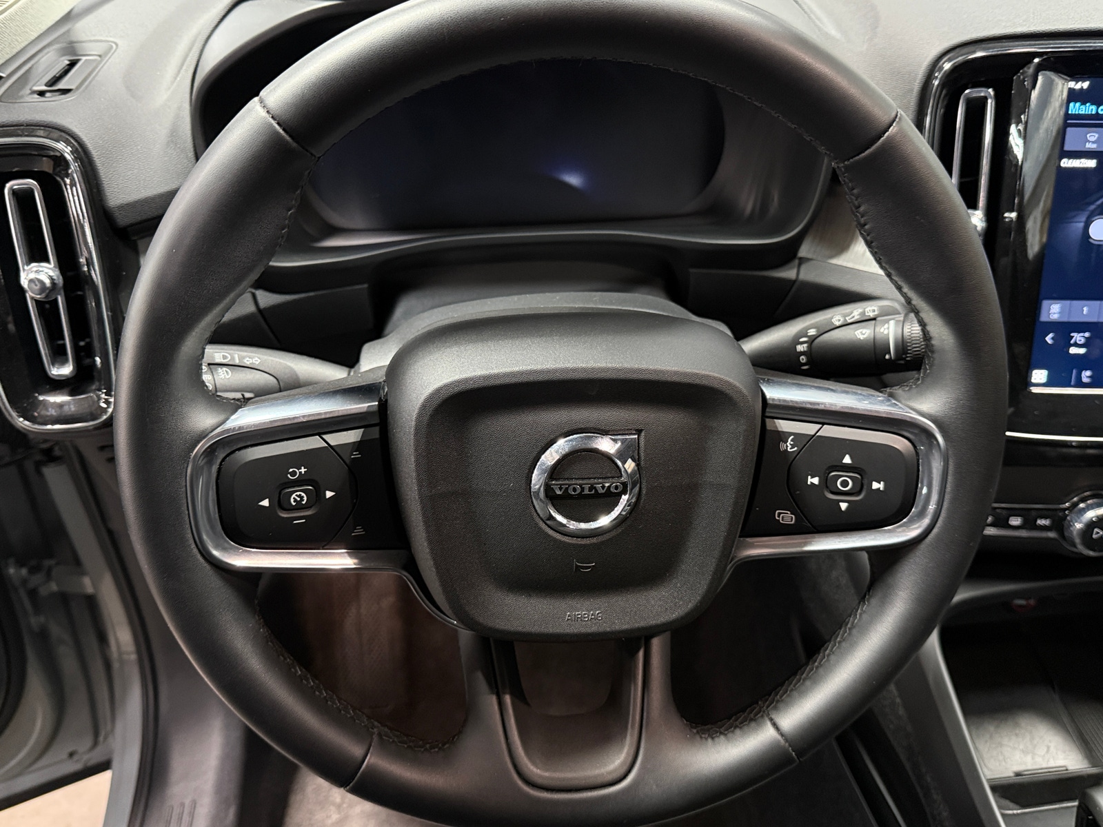 Thumbnail: 2025 Volvo XC40 - 5