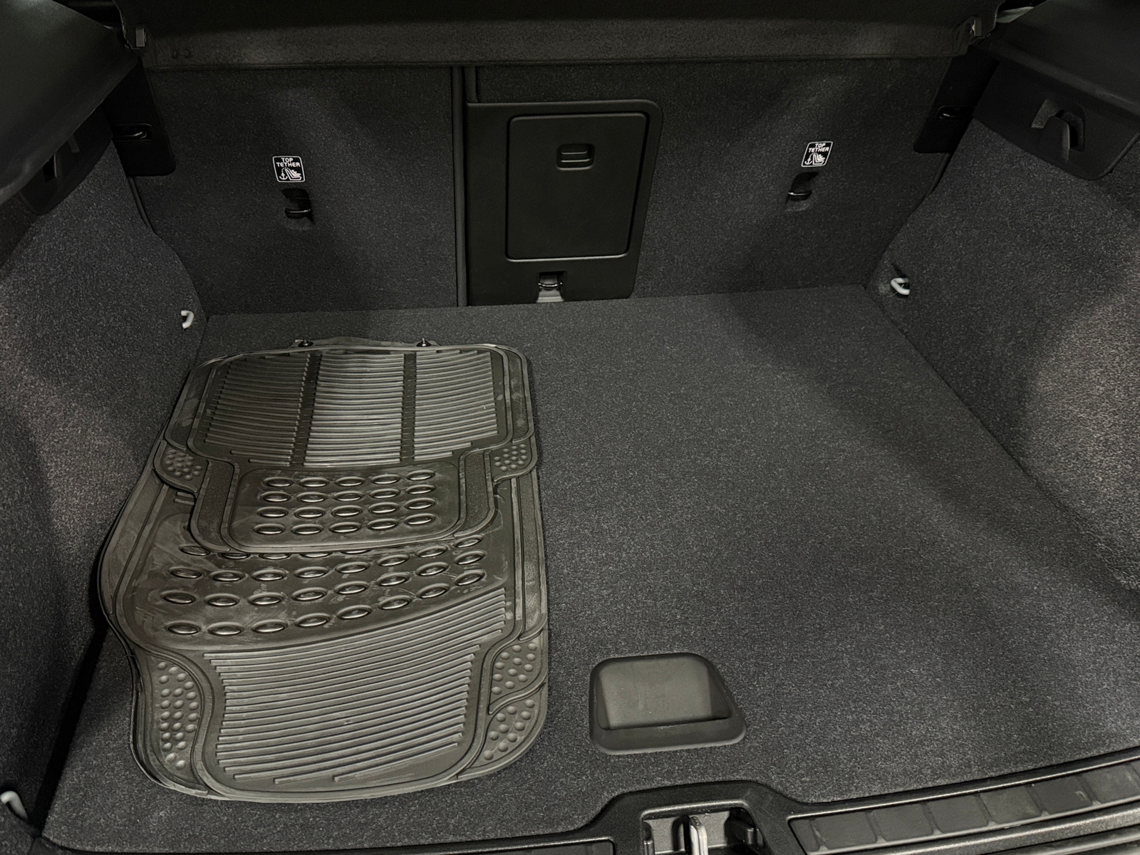 Thumbnail: 2025 Volvo XC40 - 7