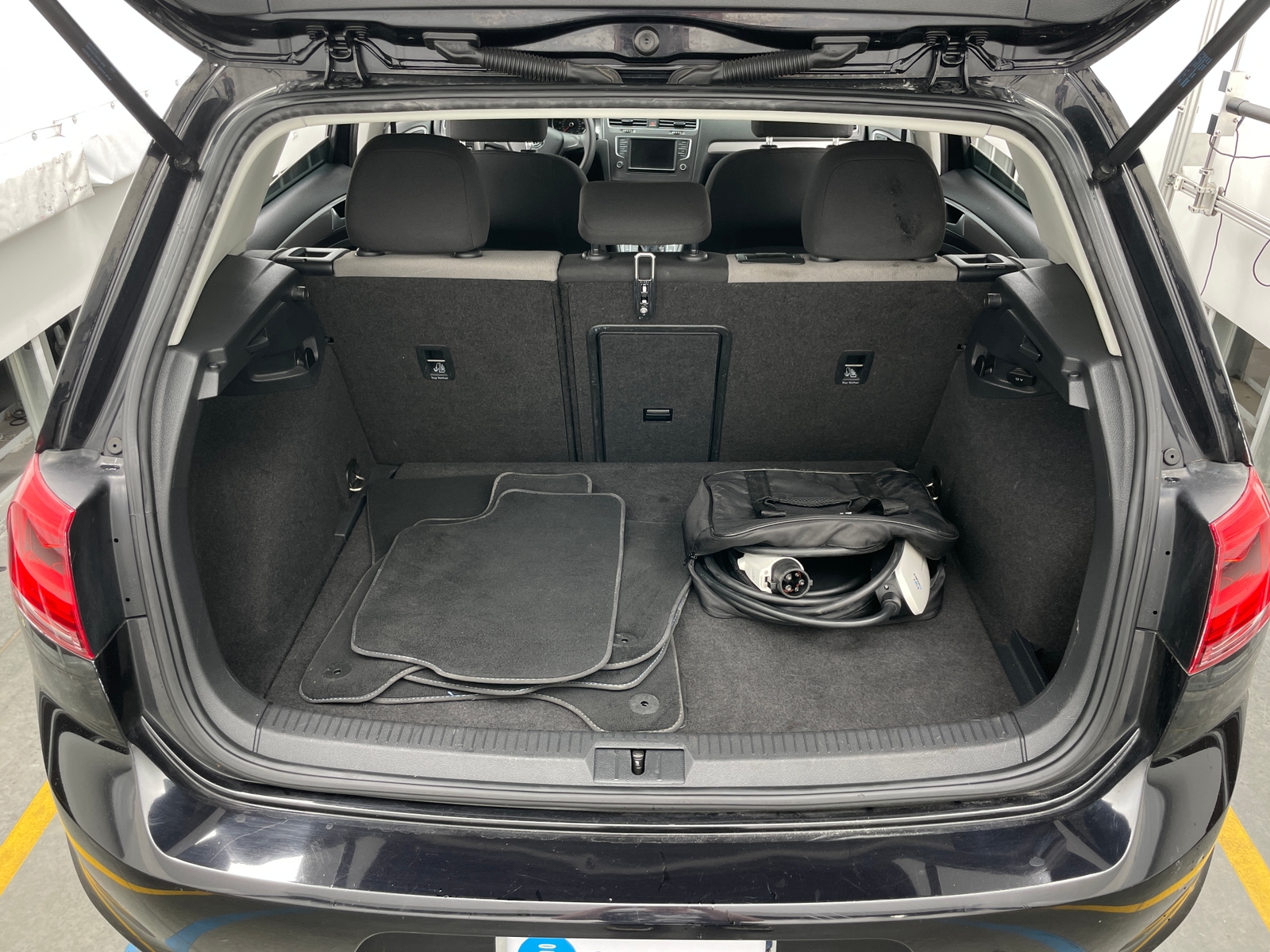 Thumbnail: 2016 Volkswagen e-Golf - 7