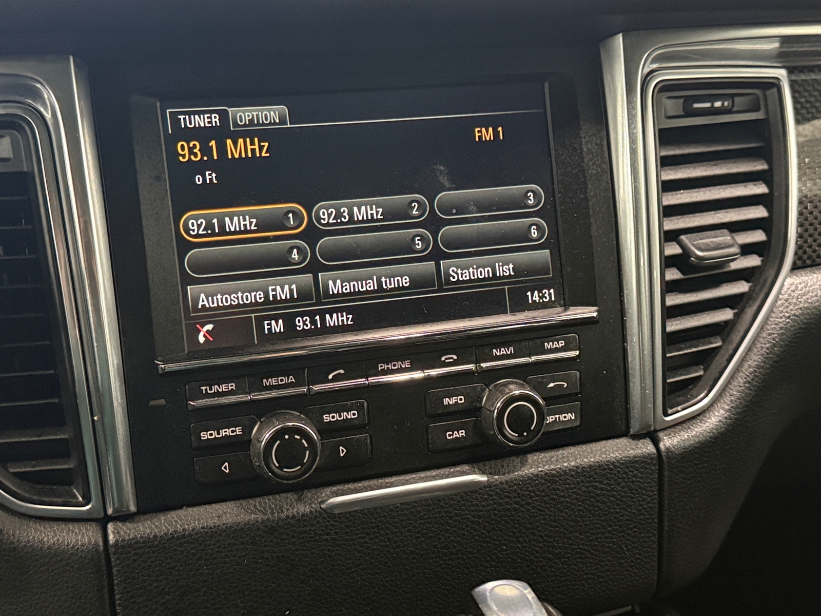 Thumbnail: 2015 Porsche Macan - 3