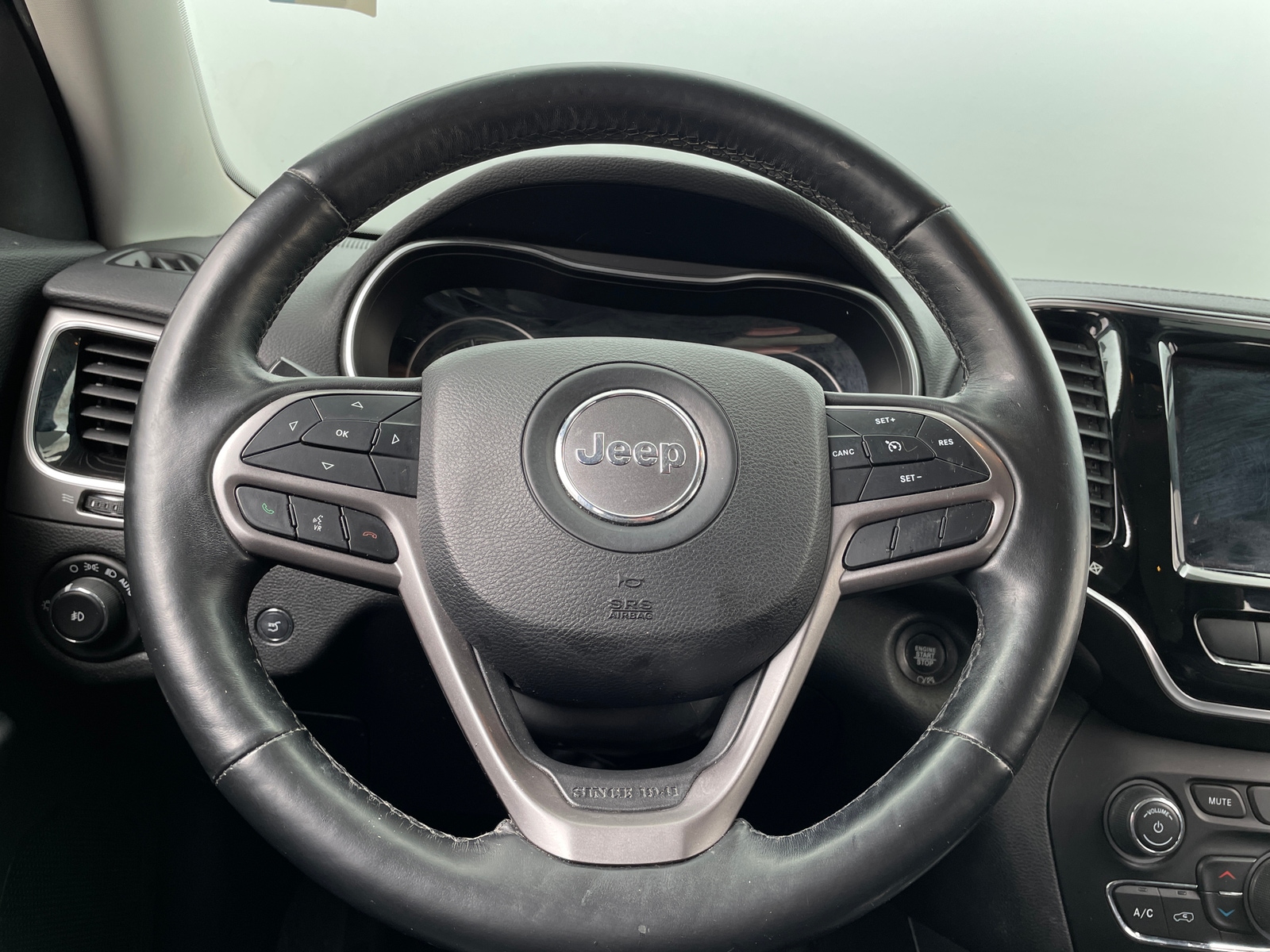 Thumbnail: 2019 Jeep Cherokee - 4