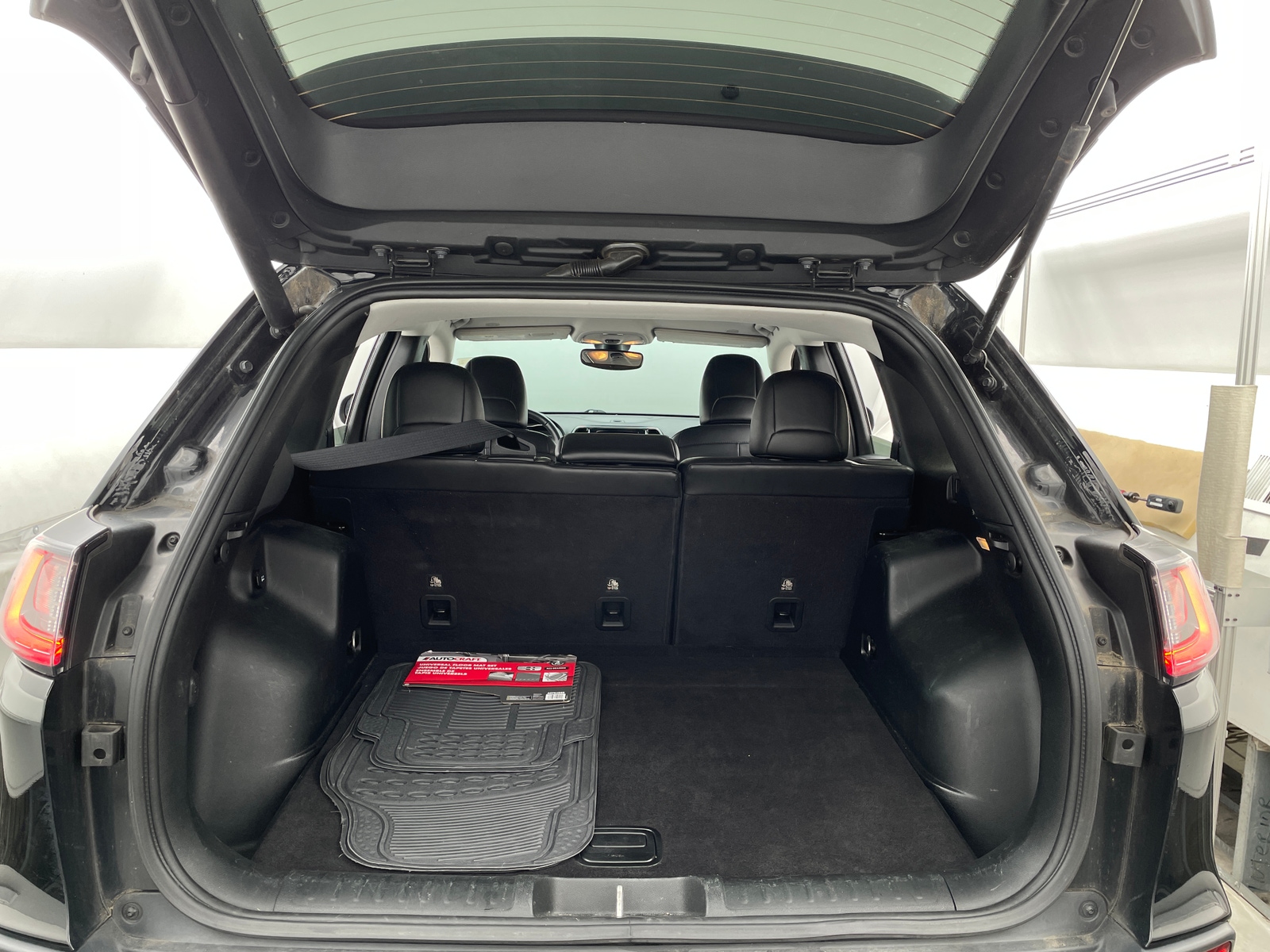 Thumbnail: 2019 Jeep Cherokee - 6