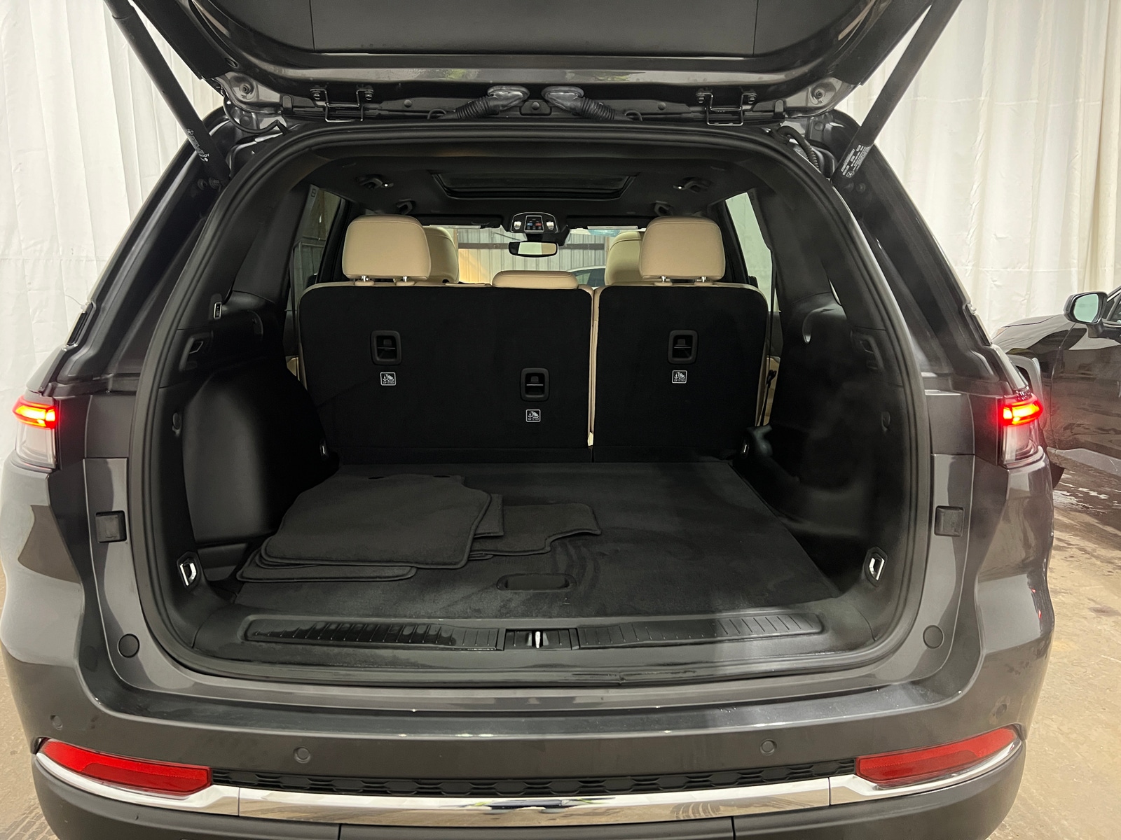 Thumbnail: 2023 Jeep Grand Cherokee - 6