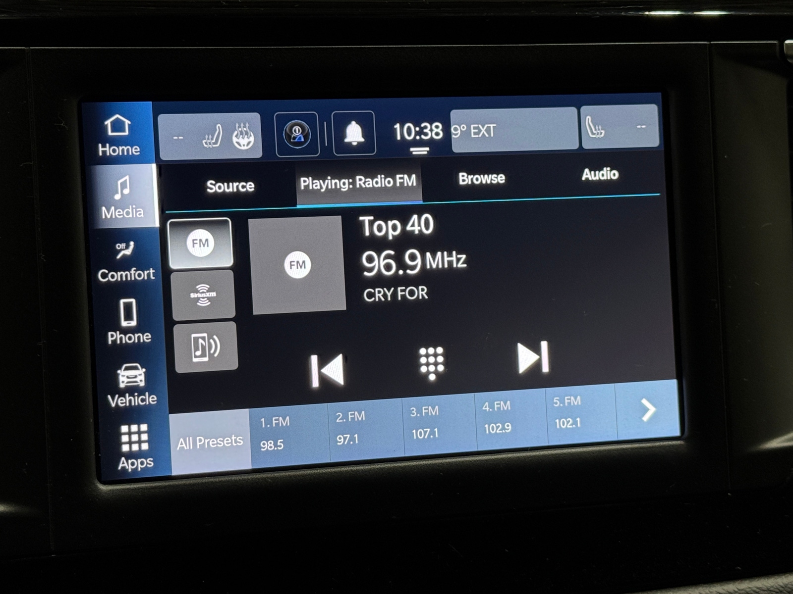 Thumbnail: 2023 Chrysler Voyager - 4