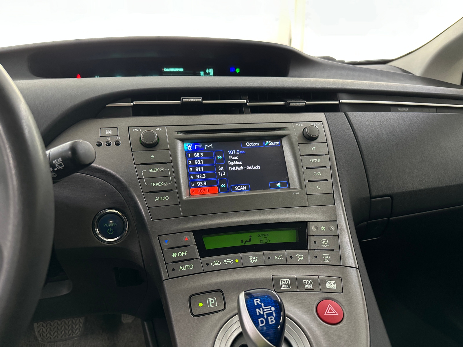 Thumbnail: 2015 Toyota Prius - 4