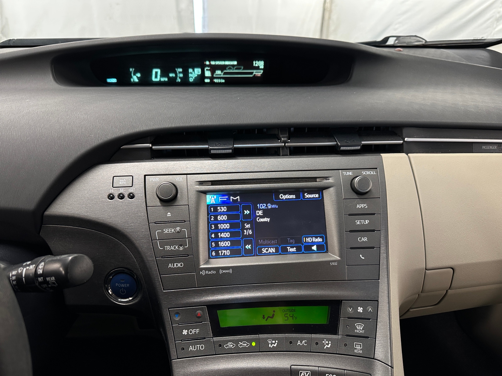 Thumbnail: 2015 Toyota Prius - 4