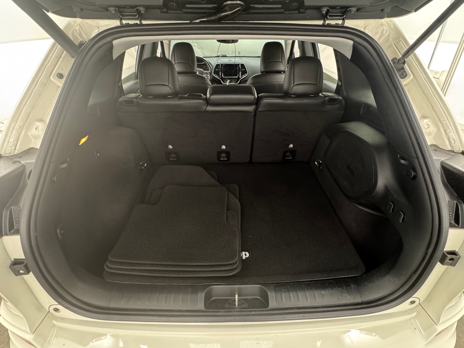 Thumbnail: 2019 Jeep Cherokee - 6