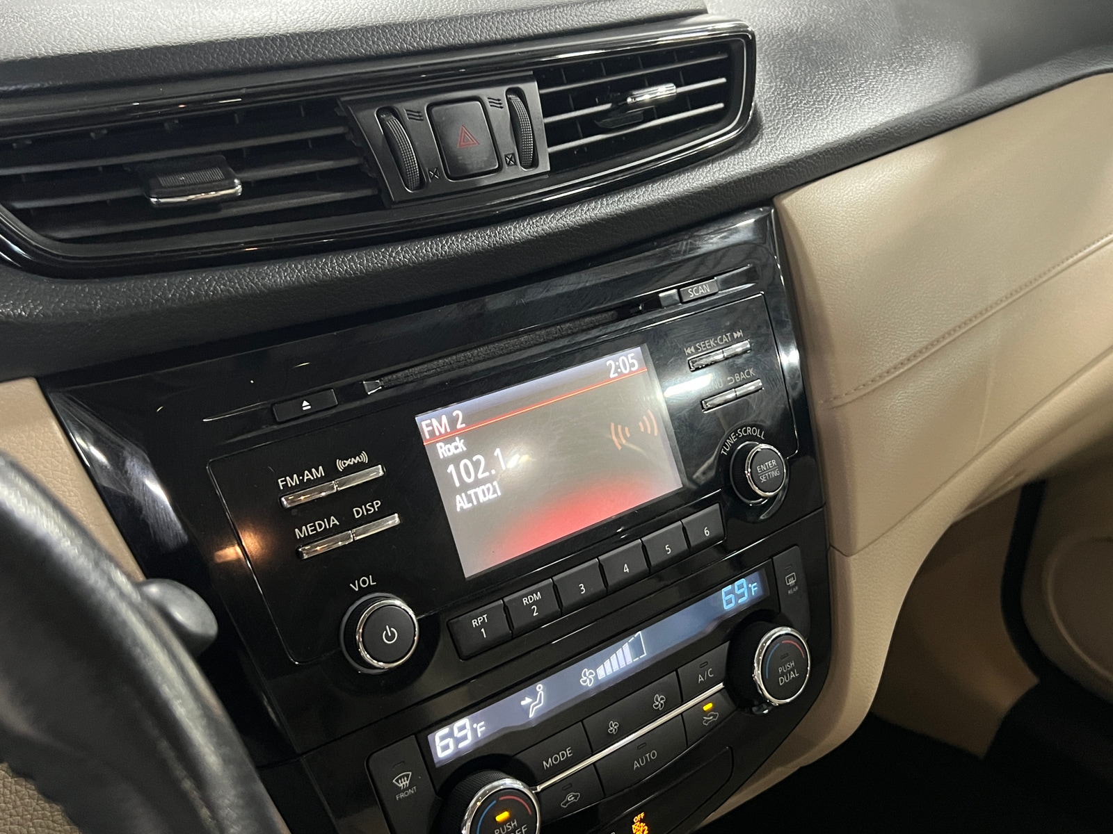 Thumbnail: 2017 Nissan Rogue - 4