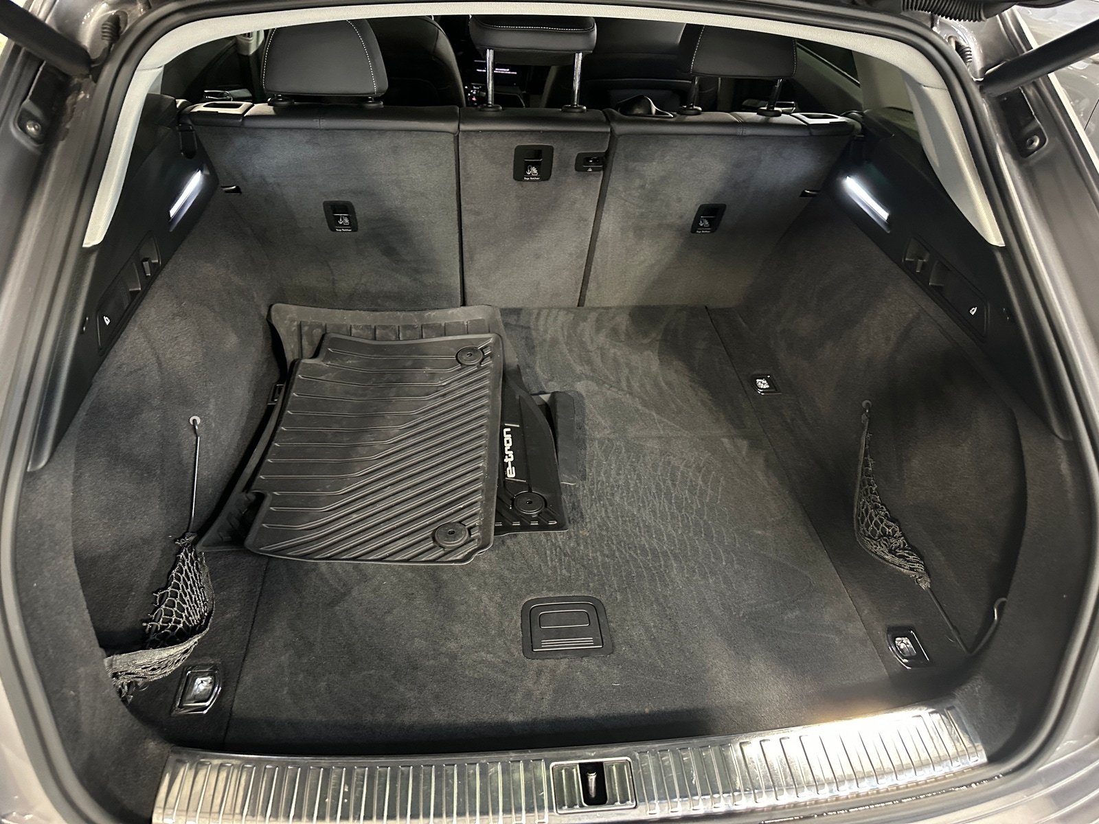 Thumbnail: 2019 Audi e-tron - 6