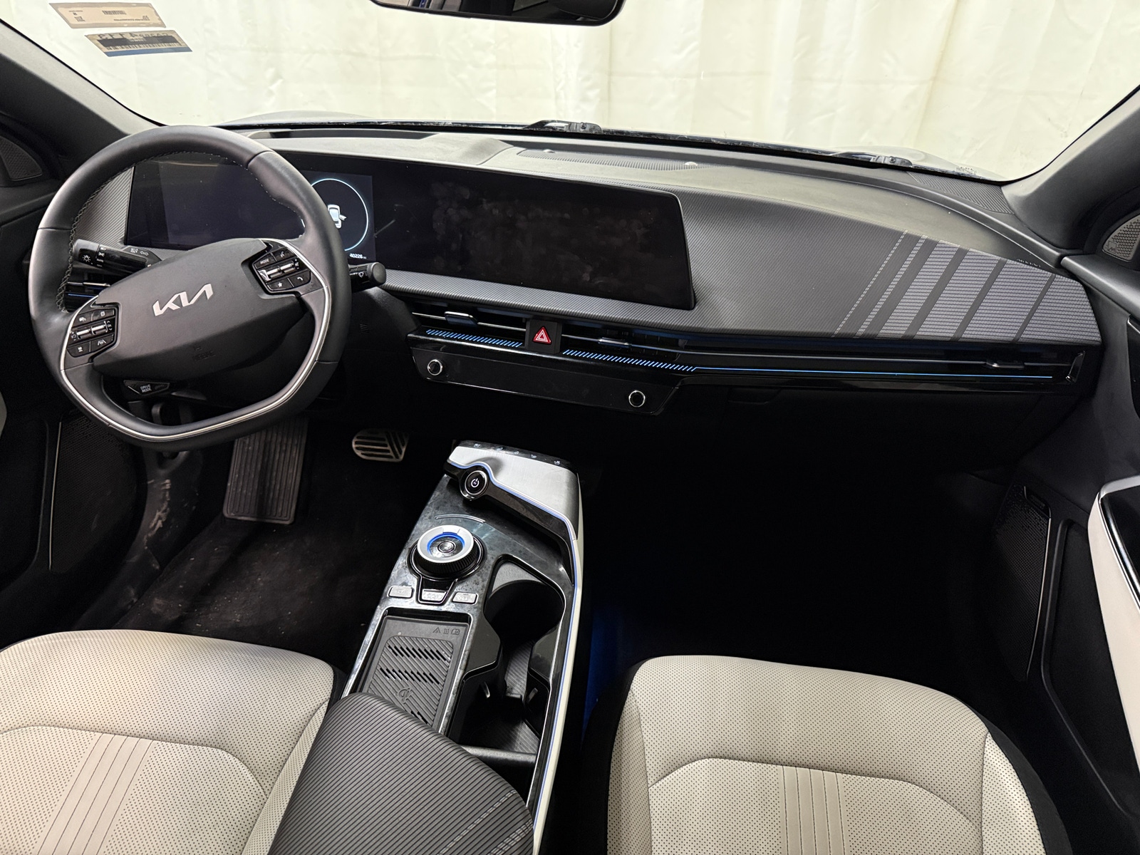 Thumbnail: 2022 Kia EV6 - 2