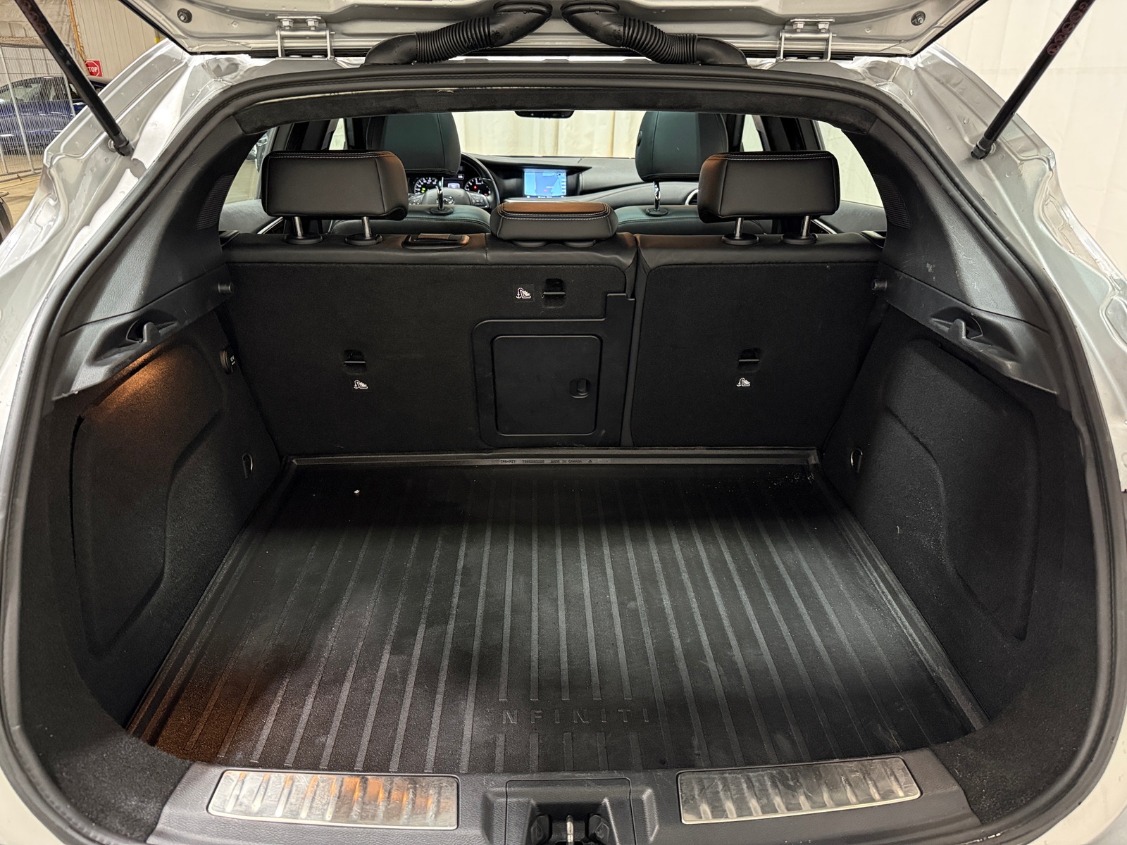 Thumbnail: 2017 INFINITI QX30 - 6