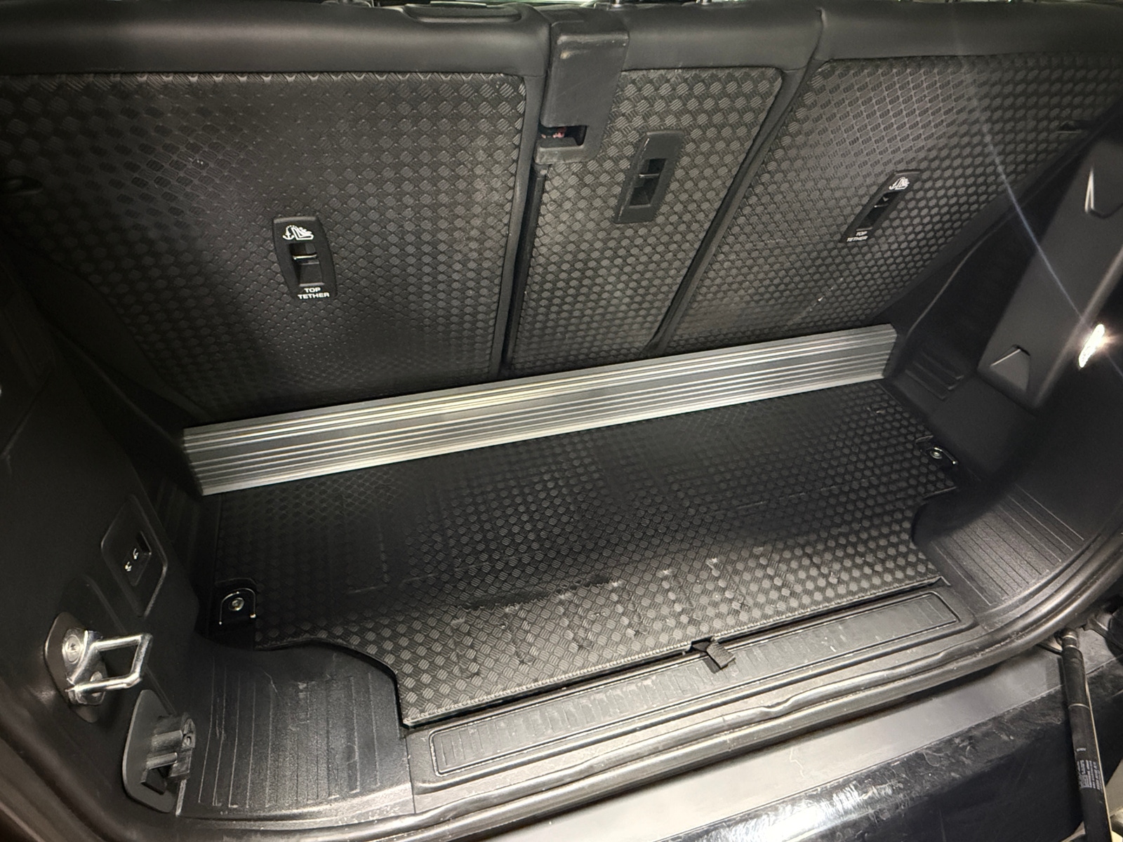 Thumbnail: 2023 Land Rover Defender - 6