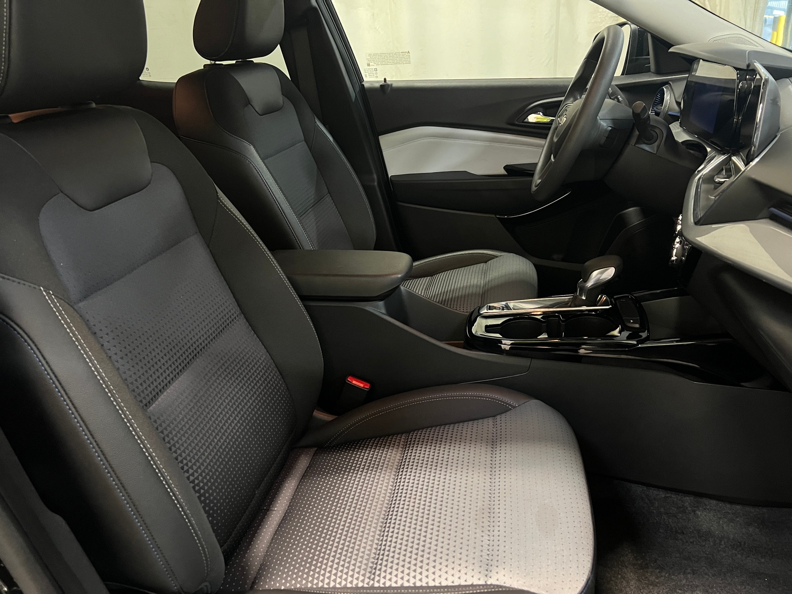 Thumbnail: 2025 Chevrolet Trax - 2