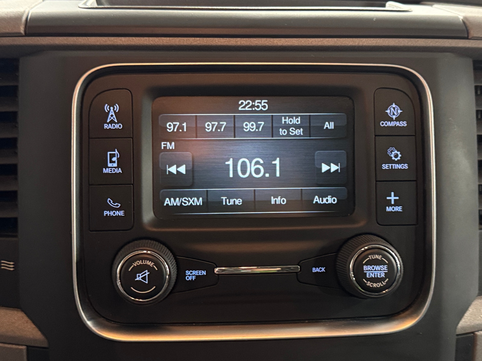 Thumbnail: 2019 RAM 1500 Classic - 3