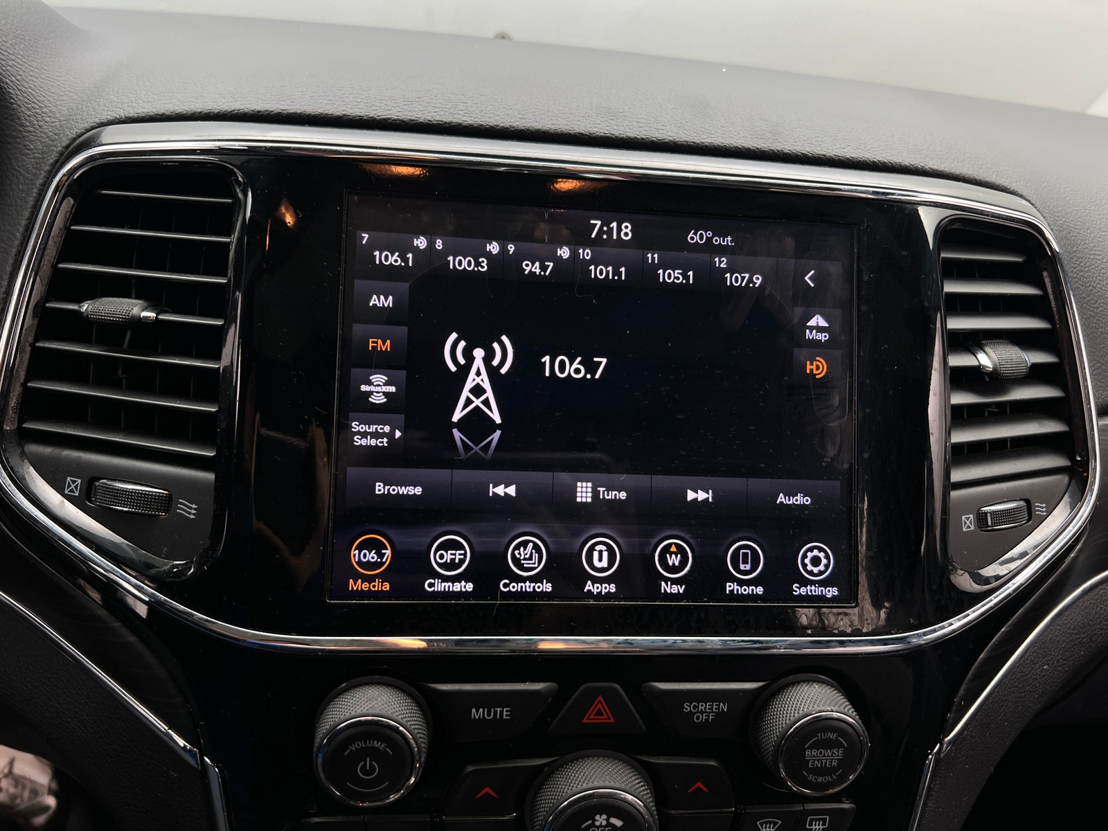 Thumbnail: 2020 Jeep Grand Cherokee - 3