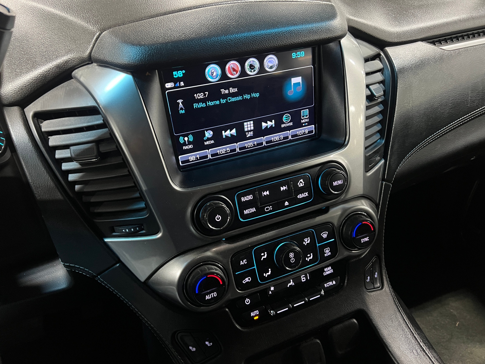 Thumbnail: 2018 Chevrolet Suburban - 3