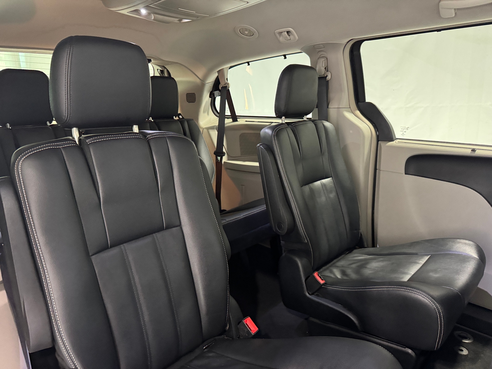 Thumbnail: 2015 Chrysler Town & Country - 5