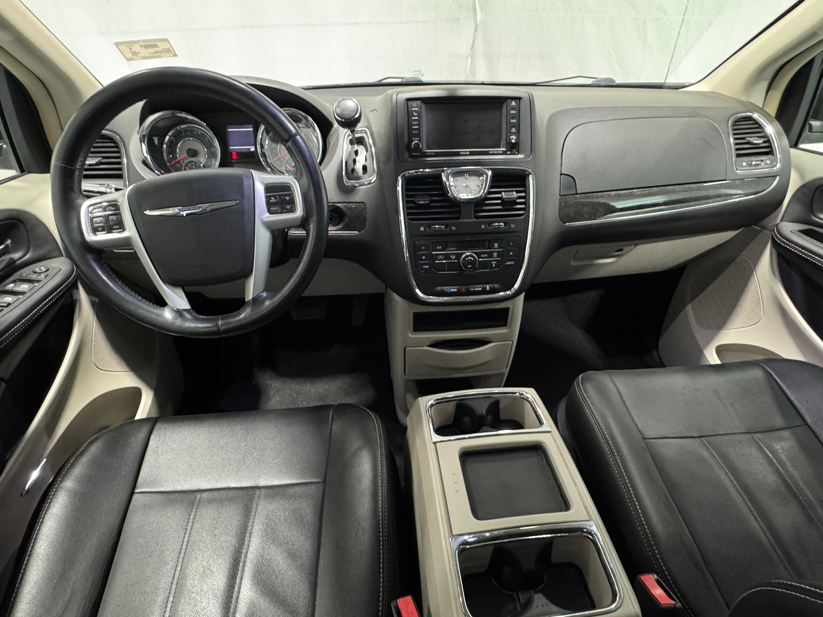 Thumbnail: 2015 Chrysler Town & Country - 2