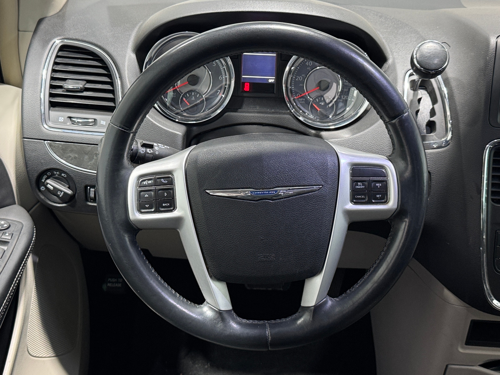 Thumbnail: 2015 Chrysler Town & Country - 4