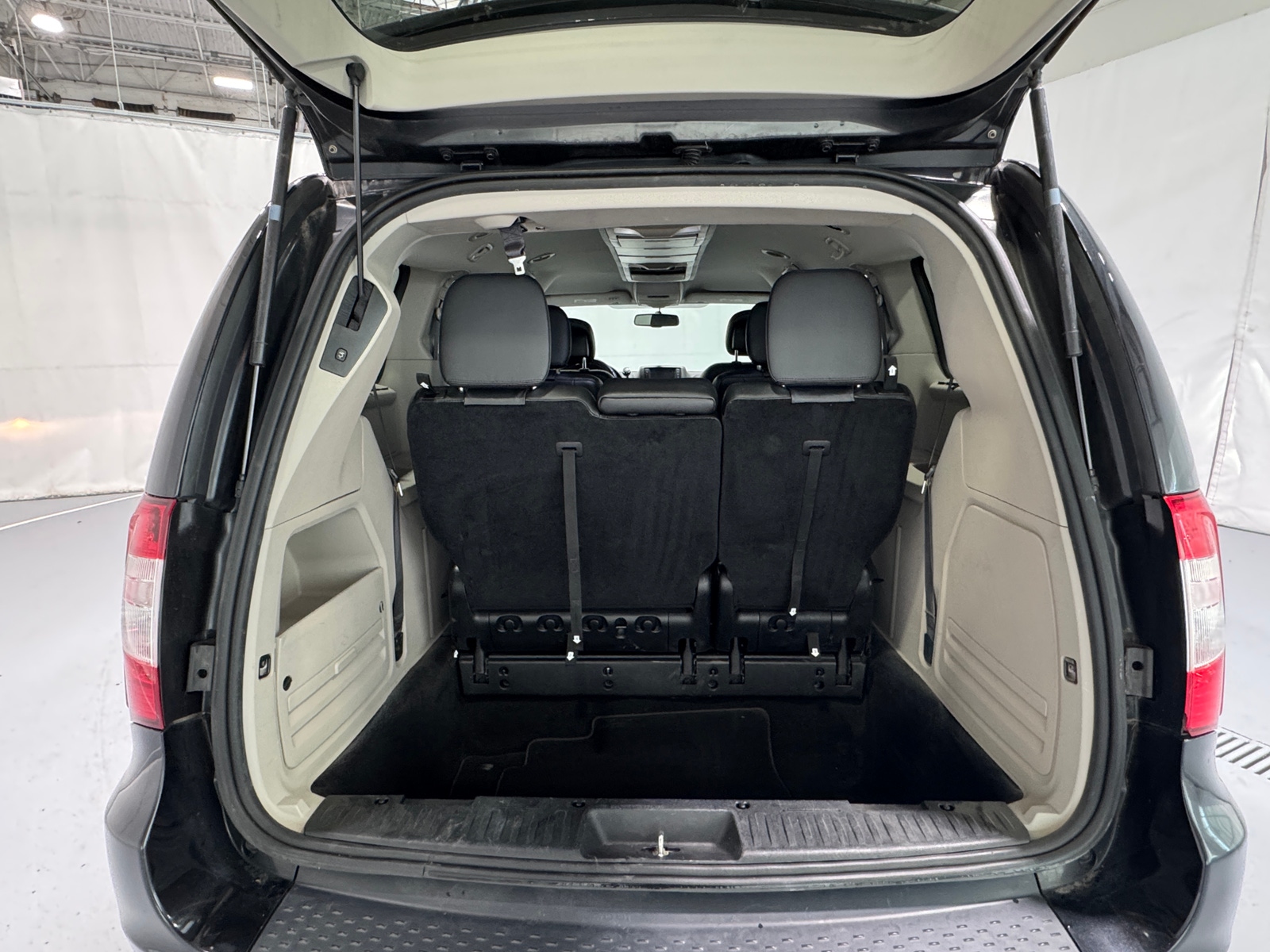 Thumbnail: 2015 Chrysler Town & Country - 6