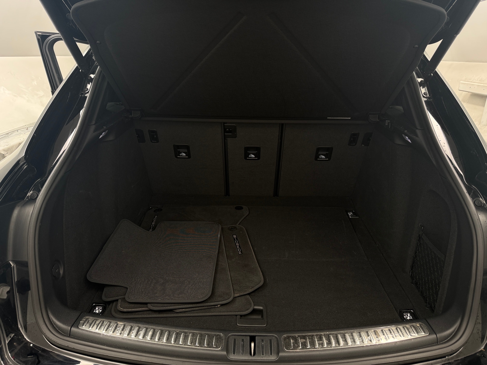 Thumbnail: 2024 Porsche Macan - 6