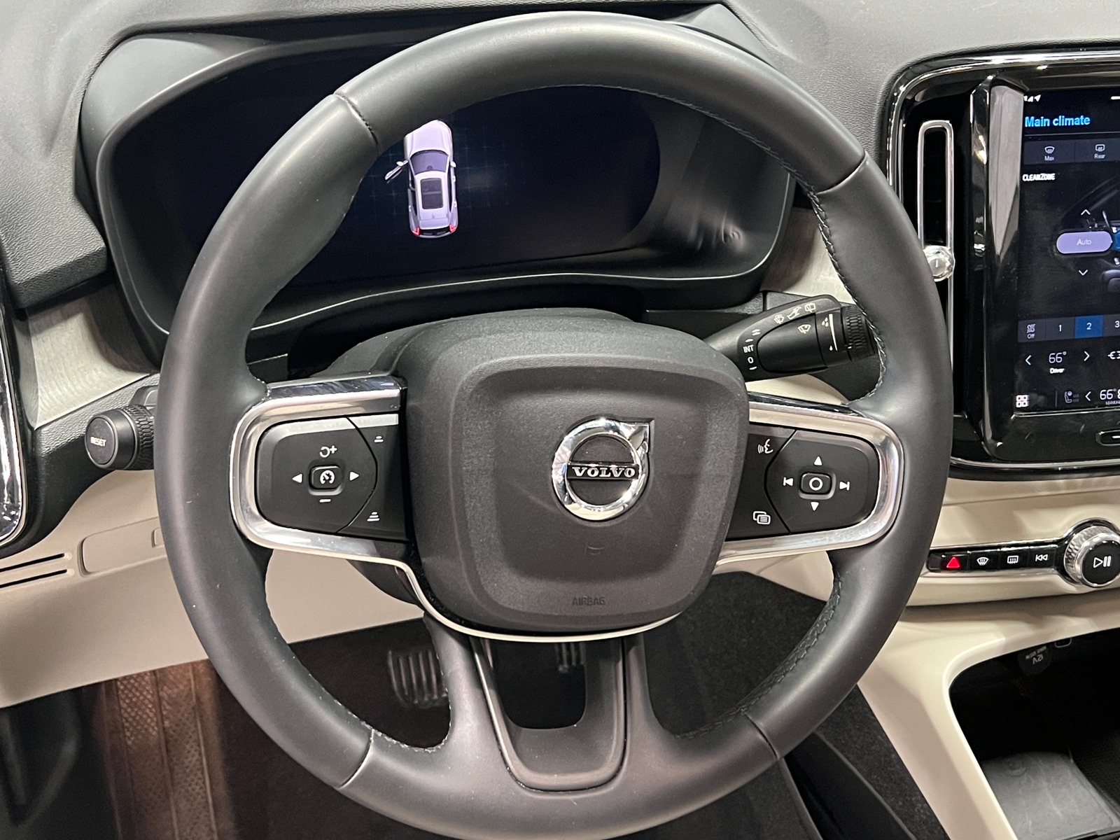 Thumbnail: 2023 Volvo XC40 - 4