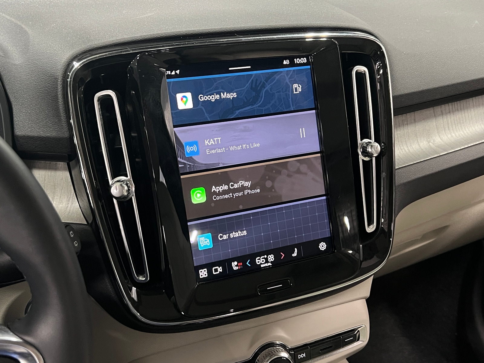 Thumbnail: 2023 Volvo XC40 - 3