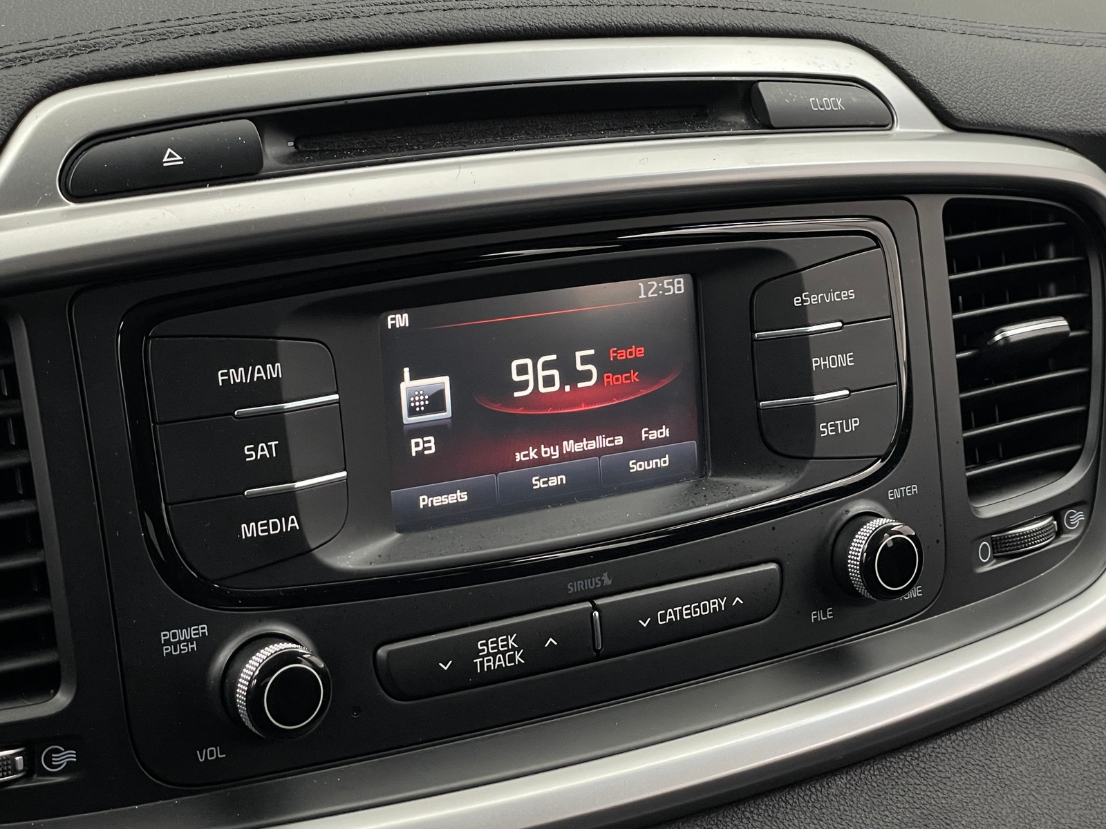 Thumbnail: 2016 Kia Sorento - 4