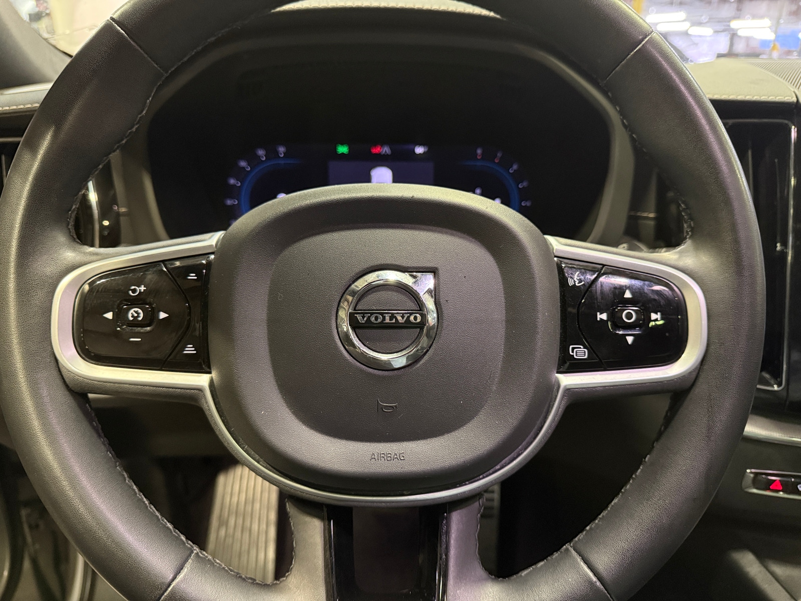 Thumbnail: 2022 Volvo XC60 - 4