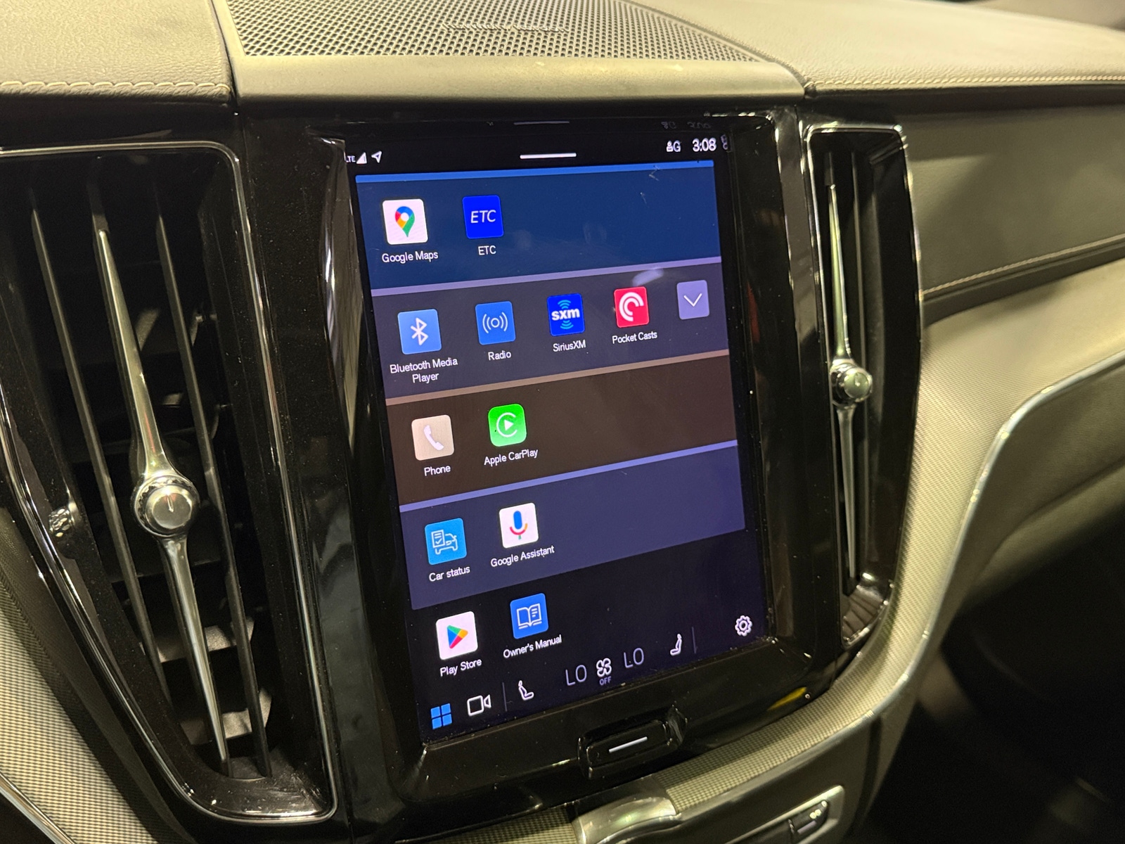 Thumbnail: 2022 Volvo XC60 - 3