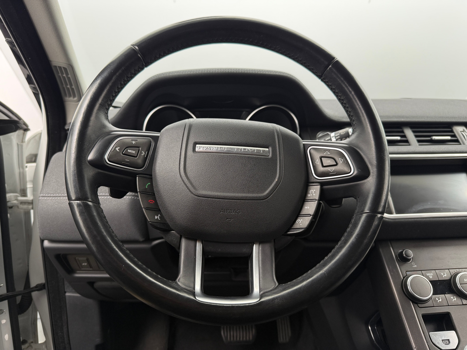 Thumbnail: 2019 Land Rover Range Rover Evoque - 4